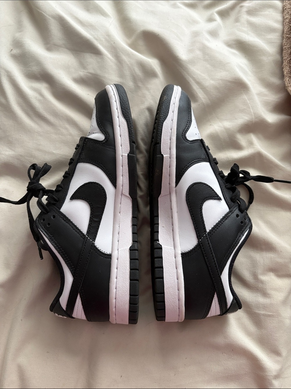 Nike women’s Black and White Low-Top Sneakers - Picture 5 of 5